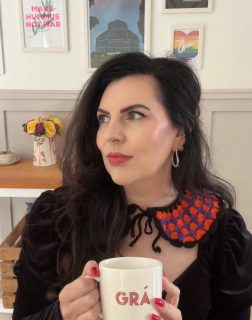 Celebrating Irish design in my handmade Samhain collar 🎃 with earrings from the talented @janicebyrnegoldsmith and my @helenjamesdesign Grá mug.
#irishdesign #handmadeclothing #irishclothing #autumnstyle